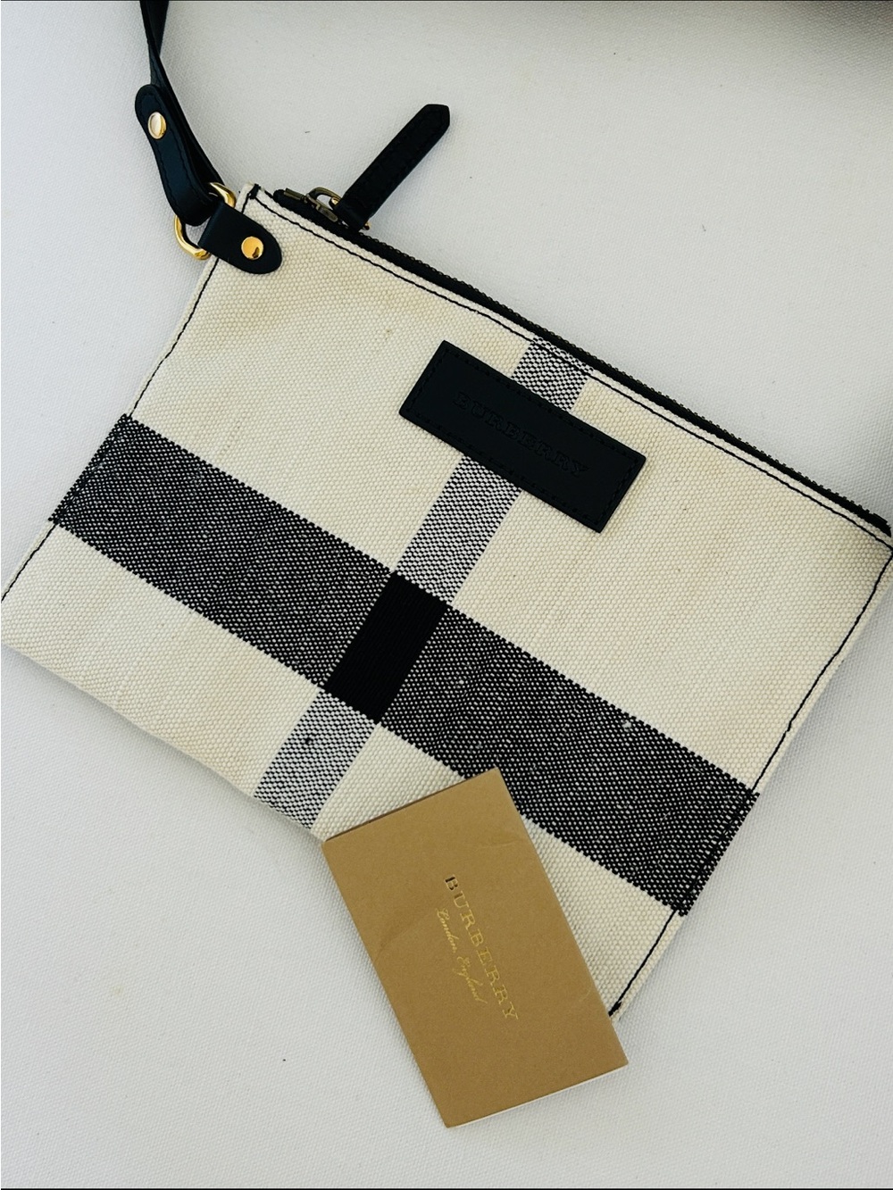 NWOT, Designer Luxury. Genuine Burberry Black & Ivory Check Tote, Never Used - Picture 5 of 8